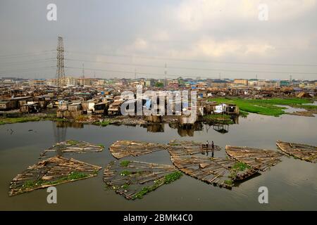 Blick auf den Makoko Vorort neben der Lagos Lagune von einer Autobahnbrücke. Stockfoto