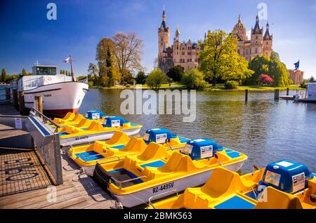 Schwerin, Deutschland. Mai 2020. Ein ehemaliges Ausflugsschiff der Weißen Flotte Schwerin wird heute als Büro genutzt und liegt hinter Tretbooten an einem Steg im kleinen Hafen in der Schlossbucht. Das Tourismusunternehmen startet am 09.05.2020 mit ersten Reisen in die Saison. Quelle: Jens Büttner/dpa-Zentralbild/dpa/Alamy Live News Stockfoto