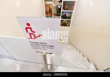 Berlin, Deutschland. Mai 2020. Ein Schild in der noch geschlossenen Alten Nationalgalerie weist darauf hin, dass Treppen nur einzeln benutzt werden dürfen. Am Dienstag werden die ersten Staatlichen Museen nach der Schließung von Corona mit der Alten Nationalgalerie, dem Alten Museum, dem Pergamon Panorama und der Gemäldegalerie eröffnet. Die Besucher werden durch die Räume mit Pfeilen geführt, als wären sie auf einer Einbahnstraße. Quelle: Jens Kalaene/dpa-Zentralbild/dpa/Alamy Live News Stockfoto