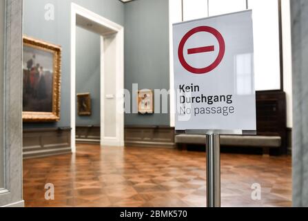 Berlin, Deutschland. Mai 2020. In der noch geschlossenen Alten Nationalgalerie steht ein Schild mit der Aufschrift "No Passage - no Passage". Am Dienstag werden die ersten Staatlichen Museen nach der Schließung von Corona mit der Alten Nationalgalerie, dem Alten Museum, dem Pergamon Panorama und der Gemäldegalerie eröffnet. Die Besucher werden dann mit Pfeilen durch die Räume geführt, als würden sie eine Einbahnstraße entlang laufen. Quelle: Jens Kalaene/dpa-Zentralbild/dpa/Alamy Live News Stockfoto