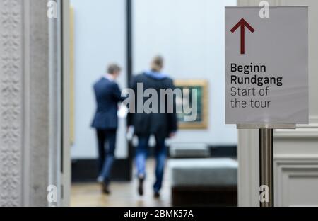 Berlin, Deutschland. Mai 2020. Ein Schild weist den Weg in die noch geschlossene Alte Nationalgalerie. Am Dienstag werden die ersten Staatlichen Museen nach der Schließung von Corona mit der Alten Nationalgalerie, dem Alten Museum, dem Pergamon Panorama und der Gemäldegalerie eröffnet. Die Besucher werden dann wie auf einer Einbahnstraße durch die Räume mit Pfeilen geführt. Quelle: Jens Kalaene/dpa-Zentralbild/dpa/Alamy Live News Stockfoto