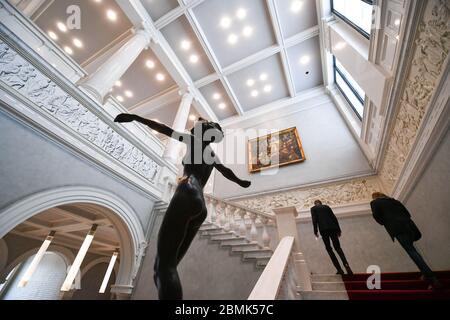 Berlin, Deutschland. Mai 2020. Mitarbeiter gehen in der geschlossenen Alten Nationalgalerie eine Treppe hinauf. Am Dienstag öffnen die Alte Nationalgalerie, das Alte Museum, das Pergamon Panorama und die Gemäldegalerie ihre Türen für die Öffentlichkeit. Die Besucher werden dann wie auf einer Einbahnstraße mit Pfeilen durch die Räume geführt. Quelle: Jens Kalaene/dpa-Zentralbild/dpa/Alamy Live News Stockfoto