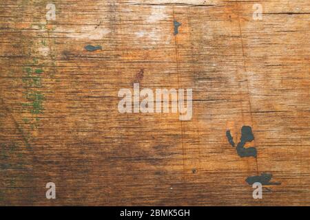 Raues Holz mit Farbflecken. Alte Holzstruktur. Rissige und zerkratzte Oberfläche Stockfoto