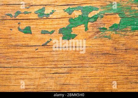 Raues Holz mit grünen Farbflecken. Alte Holzstruktur. Zerkratzte und rissige Oberfläche Stockfoto
