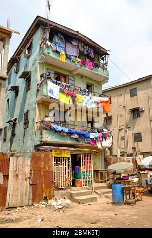 Überfülltes Apartmentgebäude in einer armen Gegend im Stadtzentrum von Lagos. Stockfoto