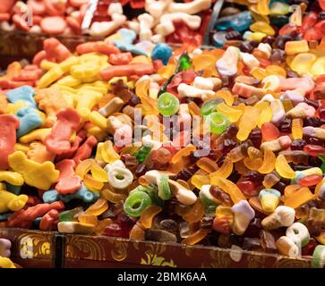 Süßigkeiten verschiedener Typen und Farben schließen sich an. Vor dem Laden fotografiert. Stockfoto