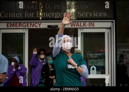 (200510) -- NEW YORK, 10. Mai 2020 (Xinhua) -- Samantha Giambalvo, eine Krankenschwester aus Alabama, die seit dem 6. April in New York arbeitet, und andere Kollegen winken, während Feuerwehrleute und Anwohner während des COVID-19-Ausbruchs in New York, USA, 2020 die Beschäftigten im Gesundheitswesen des NYU Langone Medical Center ihre Wertschätzung zeigen. Die Anzahl der COVID-19-Fälle in den Vereinigten Staaten erreichte 1,300,079 per 15:32 Uhr (1932 GMT) Samstag, nach dem Center for Systems Science and Engineering (CSSE) an der Johns Hopkins University. Inzwischen ist die Zahl der Todesfälle durch die Krankheit in der Stockfoto