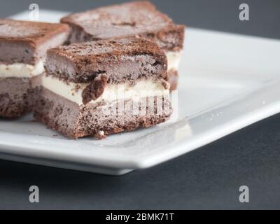 Hausgemachte Schokolade Eis Sandwiches in mundgerechte Stücke geschnitten sitzen ein auf dem Teller bereit gegessen werden Stockfoto