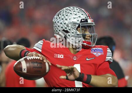 Ein Nahaufnahme Foto von Ohio State Buckeye Quarterback, Justin Fields, Vorbereitung auf einen Pass in der 2019 CFP Halbfinale gegen Clemson werfen. Stockfoto