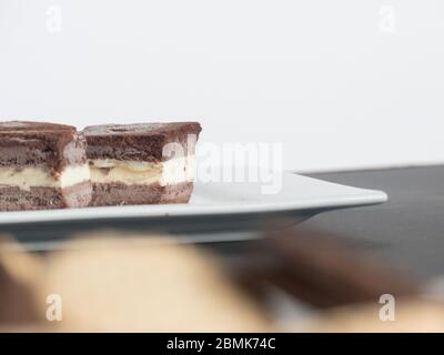 Hausgemachte Schokolade Eis Sandwiches in mundgerechte Stücke geschnitten sitzen ein auf dem Teller bereit gegessen werden Stockfoto