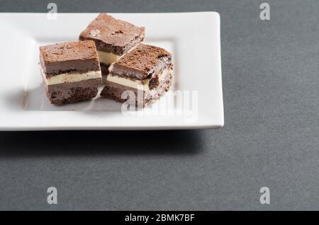 Hausgemachte Schokolade Eis Sandwiches in mundgerechte Stücke geschnitten sitzen ein auf dem Teller bereit gegessen werden Stockfoto