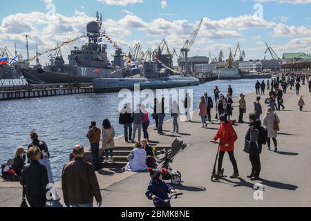 Sankt Petersburg, Russland. Mai 2020. Während der Feierlichkeiten zum Siegestag werden Menschen auf dem Damm des Flusses Neva gesehen. Der Siegestag wurde am 9. Mai in Russland gefeiert und der Teil der Parade wurde als vorbeugende Maßnahme gegen die Ausbreitung der Coronavirus-Krankheit (COVID-19) verschoben.Quelle: SOPA Images Limited/Alamy Live News Stockfoto