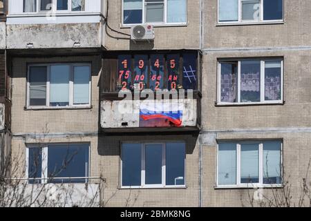 Sankt Petersburg, Russland. Mai 2020. Blick auf einen Balkon, der anlässlich des Siegestages dekoriert ist. Der Siegestag wurde am 9. Mai in Russland gefeiert und der Teil der Parade wurde als vorbeugende Maßnahme gegen die Ausbreitung der Coronavirus-Krankheit (COVID-19) verschoben.Quelle: SOPA Images Limited/Alamy Live News Stockfoto