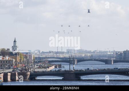 Sankt Petersburg, Russland. Mai 2020. Ein allgemeiner Blick auf die Luftparade zum 75. Jahrestag des Siegestages. Der Siegestag wurde am 9. Mai in Russland gefeiert und der Teil der Parade wurde als vorbeugende Maßnahme gegen die Ausbreitung der Coronavirus-Krankheit (COVID-19) verschoben.Quelle: SOPA Images Limited/Alamy Live News Stockfoto