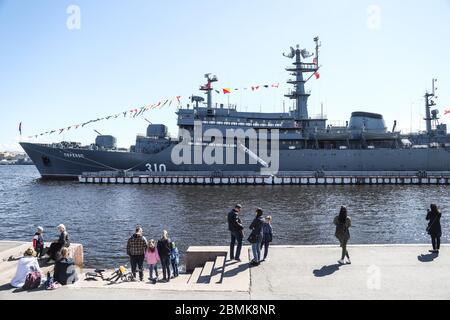 Sankt Petersburg, Russland. Mai 2020. Während der Feierlichkeiten zum Siegestag werden Menschen auf dem Damm des Flusses Neva gesehen. Der Siegestag wurde am 9. Mai in Russland gefeiert und der Teil der Parade wurde als vorbeugende Maßnahme gegen die Ausbreitung der Coronavirus-Krankheit (COVID-19) verschoben.Quelle: SOPA Images Limited/Alamy Live News Stockfoto