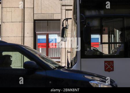 Sankt Petersburg, Russland. Mai 2020. Ein Blick auf Fenster mit russischen Fahnen geschmückt, um den Tag des Sieges zu markieren. Der Siegestag wurde am 9. Mai in Russland gefeiert und der Teil der Parade wurde als vorbeugende Maßnahme gegen die Ausbreitung der Coronavirus-Krankheit (COVID-19) verschoben.Quelle: SOPA Images Limited/Alamy Live News Stockfoto