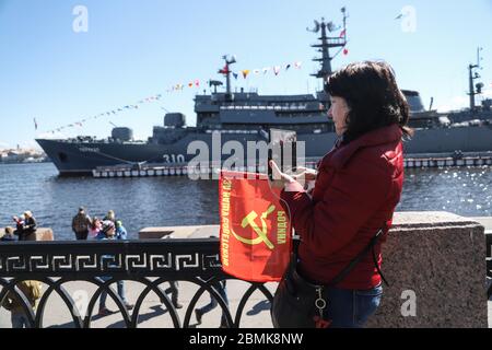 Sankt Petersburg, Russland. Mai 2020. Eine Frau wird auf dem Damm des Neva Flusses während der Siegestag Feier gesehen. Der Siegestag wurde am 9. Mai in Russland gefeiert und der Teil der Parade wurde als vorbeugende Maßnahme gegen die Ausbreitung der Coronavirus-Krankheit (COVID-19) verschoben.Quelle: SOPA Images Limited/Alamy Live News Stockfoto