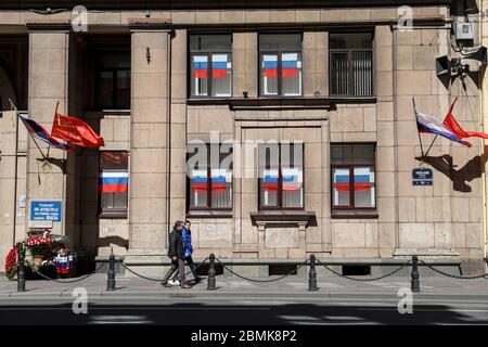 Sankt Petersburg, Russland. Mai 2020. Ein Blick auf Fenster mit russischen Fahnen geschmückt, um den Tag des Sieges zu markieren. Der Siegestag wurde am 9. Mai in Russland gefeiert und der Teil der Parade wurde als vorbeugende Maßnahme gegen die Ausbreitung der Coronavirus-Krankheit (COVID-19) verschoben.Quelle: SOPA Images Limited/Alamy Live News Stockfoto