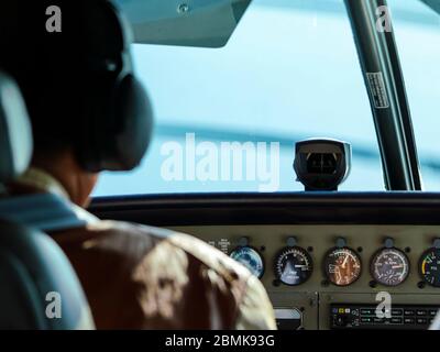 Rückansicht der Bedienelemente des Piloten des Privatflugs. Stockfoto