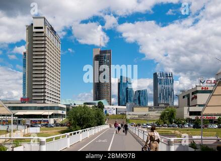 Der Blick auf das moderne Geschäftsviertel von einer Fußgängerbrücke über den Fluss Neris an einem sonnigen Tag. In Vilnius, Litauen. Stockfoto