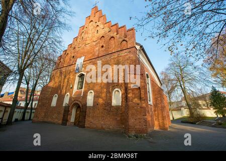 Der Eingang zur roten Backsteinkirche St. Nikolaus, der ältesten Kirche in Vilnius.in Litauen. Stockfoto