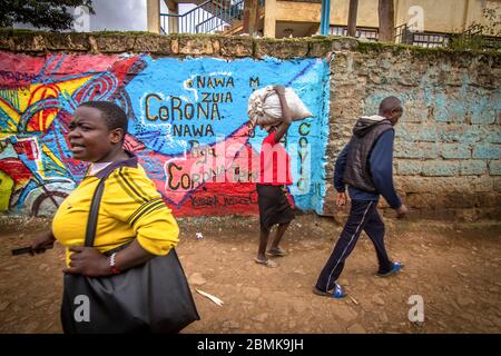 Nairobi, Kenia. Mai 2020. Die Bewohner gehen an einer Wand vorbei, mit einem Graffiti, das das Bewusstsein für covid 19 während der Corona-Virus-Pandemie schärft. Kenia hat 649 bestätigte Fälle, 207 wiedergewonnene und 30 Todesfälle durch die COVID 19-Krankheit verzeichnet. Quelle: SOPA Images Limited/Alamy Live News Stockfoto