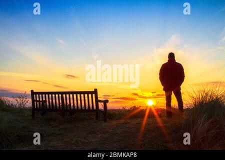 Southport, Merseyside, Großbritannien. Mai 2020. Ein Mann wird gegen einen wunderschönen Sonnenaufgang über dem RSPB Nature Reserve in Southport, Merseyside, Großbritannien, vorgeführt. Die geschützten Feuchtgebiete Salzmooren an der Nordwestküste bieten einen sicheren Lebensraum für die vielen tausend Zugvögel, die hier ruhen. Quelle: Cernan Elias/Alamy Live News Stockfoto