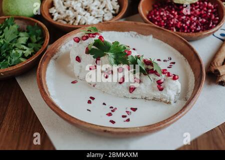 Chiles en Nogada und Zutaten, Chile Poblano traditionelle mexikanische Küche in Puebla Mexiko Stockfoto