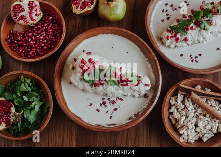 Chiles en Nogada und Zutaten, Chile Poblano traditionelle mexikanische Küche in Puebla Mexiko Stockfoto