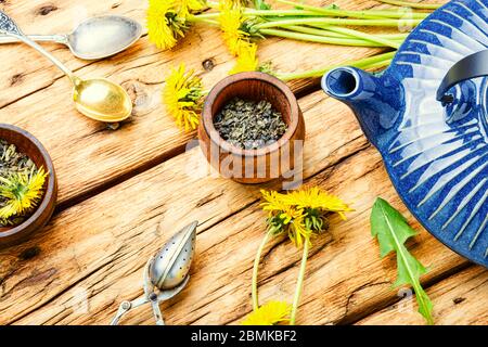 Duftender Kräutertee aus blühendem Löwenzahn.Blumentee Stockfoto