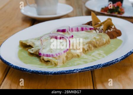 Enchiladas verdes Mexican Food mit Zwiebeln und Käse in Mexiko Stockfoto