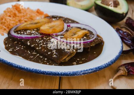 Mexikanische Enchiladas mit Maulwurf, traditionelle Küche der mexikanischen Gastronomie Stockfoto