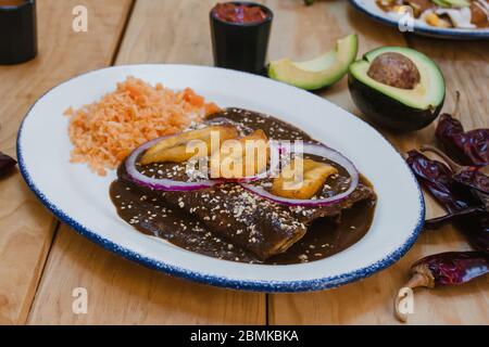 Mexikanische Enchiladas mit Maulwurf, traditionelle Küche der mexikanischen Gastronomie Stockfoto