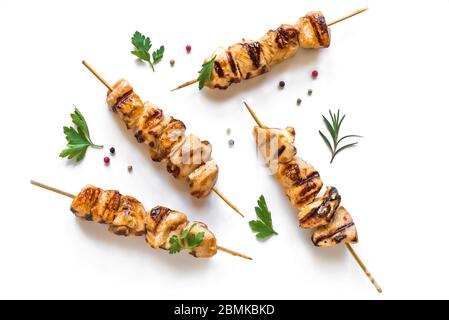 Gegrillte Hähnchenspieße isoliert auf weißem Hintergrund, Draufsicht. Fleisch Schweinefleisch, Huhn oder putenschisch Kebab mit Kraut und Gewürzen. Stockfoto