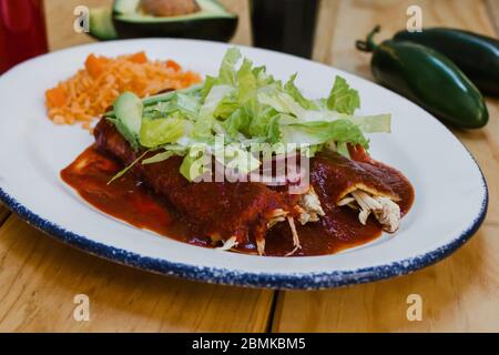 Mexikanische Enchiladas rojas mit Hühnersalat und Zwiebeln Essen in Mexiko Stockfoto