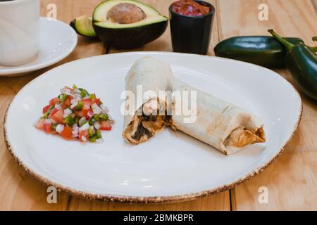 Burritos wickelt mexikanische Speisen mit Rindfleisch und Gemüse. Rinderburrito, Stockfoto