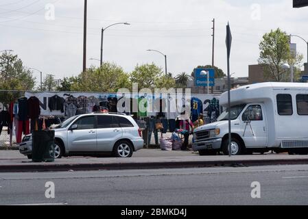 Los Angeles, CA/USA - 2. April 2020: Straßenverkäufer, der Kleidung während der COVID-19 Quarantäne verkauft Stockfoto