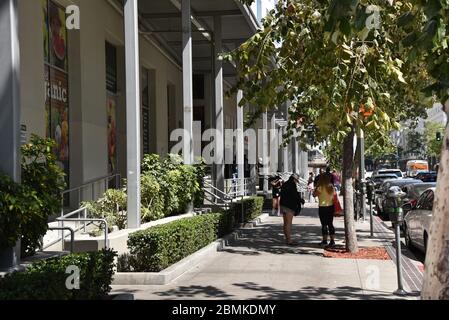 Los Angeles, CA/USA - 29. April 2020: Shopper in Gesichtsmasken in Downtown Los Angeles warten auf Whole Foods während der COVID-19 Quarantäne Stockfoto