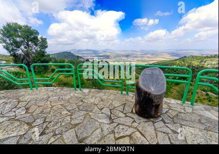 Gilboa, Israel - 06. Mai 2020: Blick auf den Hido-Aussichtspunkt auf dem Gilboa-Grat und die Landschaft des Jezreel-Tals, Nordisraelland Stockfoto