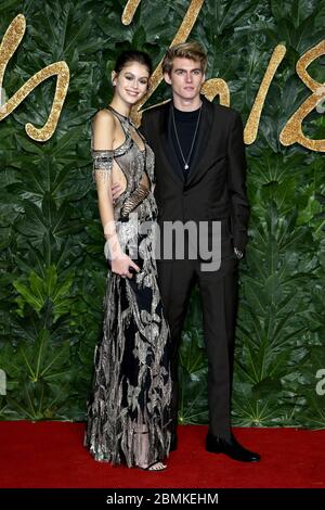 Kaia Gerber und Presley Gerber nehmen am 10. Dezember 2018 an den Fashion Awards 2018 in der Royal Albert Hall in London Teil. Stockfoto