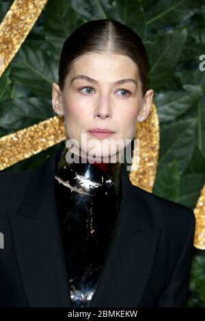 Rosamund Pike nimmt am 10. Dezember 2018 an den Fashion Awards in der Royal Albert Hall in London Teil. Stockfoto