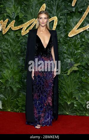 Rosie Huntington-Whiteley nimmt am 10. Dezember 2018 an den Fashion Awards 2018 in der Royal Albert Hall in London, Großbritannien, Teil. Stockfoto