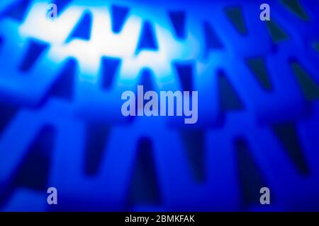 Foto von shinny White Light auf verschwommenem blauen Raster Hintergrund Stockfoto