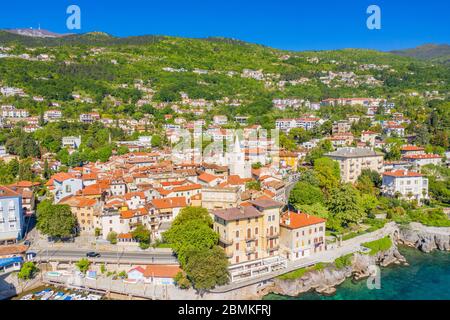 Kroatien, schöne Stadt Lovran und Lungomare Meer Gehweg, Luftbild in Kvarner Bucht Küste Stockfoto