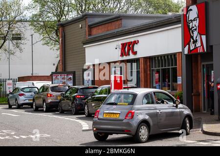 Eine Schlange von Autos, die während der Sperrung der Corona-Virus-Pandemie in ein KFC Drive Thru-Restaurant in Glasgow, Schottland, Großbritannien, fahren. Stockfoto