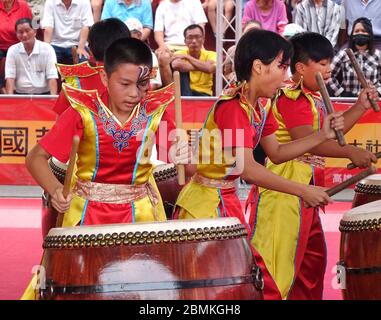 KAOHSIUNG, TAIWAN - 26. MAI 2019: eine Junior high school Percussion Group führt an der Qing Yun Tempel in der Dashe Landkreis Kaohsiung City. Stockfoto