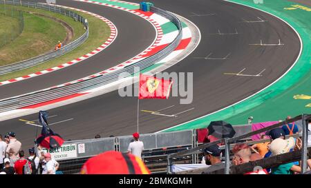 Mogyorod Hungary 28 09 2019: Ein Ferrari-Fan hält die Ferrari-Flagge auf einer Rennstrecke. Stockfoto