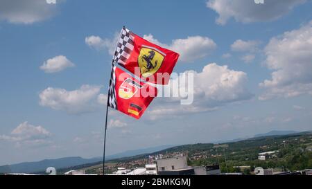 Budapest Ungarn 08 04 2019 Ferrari und Sebastian Vettel Fahnen schwingen im Wind am Hungaroring an der ungarischen Formel 1-Grand Prix Stockfoto