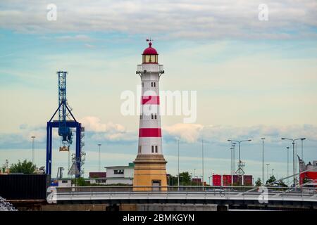 Blick auf den alten Leuchtturm von malmö in der Innenstadt von Malmo in der Nähe der Brücke Universitetsbron. Skane, Øresund, Schweden Stockfoto