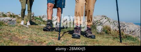 Drei Personen üben Trekking im Freien Stockfoto